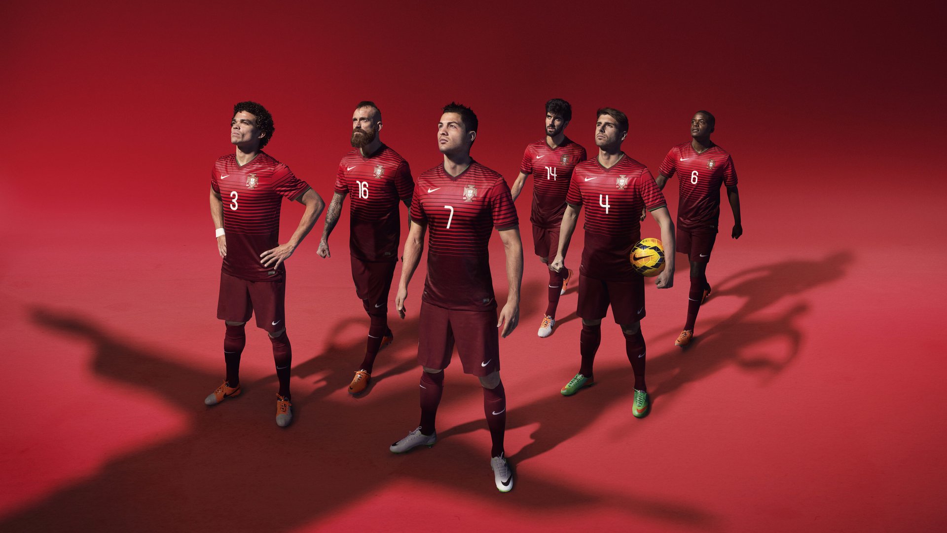 开云体育APP下载-库兹马诺维奇在巴黎奥运会手球比赛中展现出高水平的扑救技巧,库兹马持球